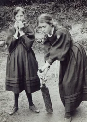 Virginia et Vanessa Stephen, à St. Ives, 1894